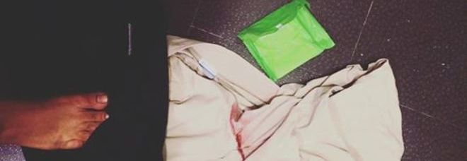 SALE SUL TRENO E TUTTI LA FISSANO, QUANDO SCOPRE IL MOTIVO LA SUA REZIONE DIVENTA VIRALE - FOTO - 24/01/2016