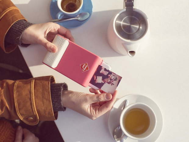 L'INVENZIONE CHE STA IMPAZZENDO: LA COVER PER SMARTPHONE CHE STAMPA LE FOTO COME POLAROID - 25/01/2016
