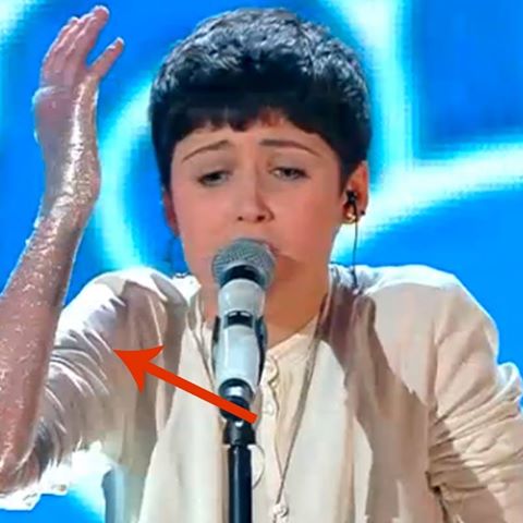 VE NE SIETE ACCORTI? INIZIA A CANTARE A SANREMO MA QUEL PARTICOLARE NON PASSA INOSSERVATO - 10/02/2016