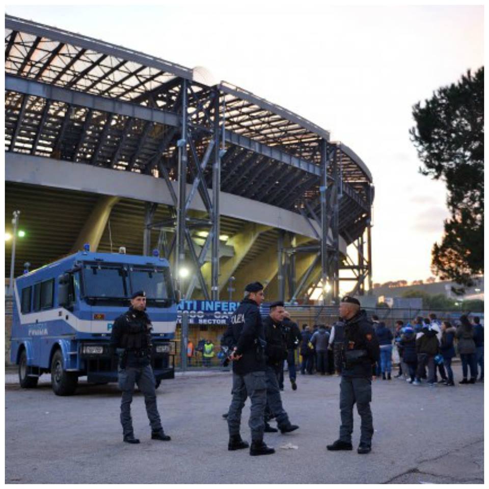 NAPOLI - MILAN: VIOLENTI SCONTRI AL SAN PAOLO - ESPLODE UNA BOMBA CARTA - 21/02/2016