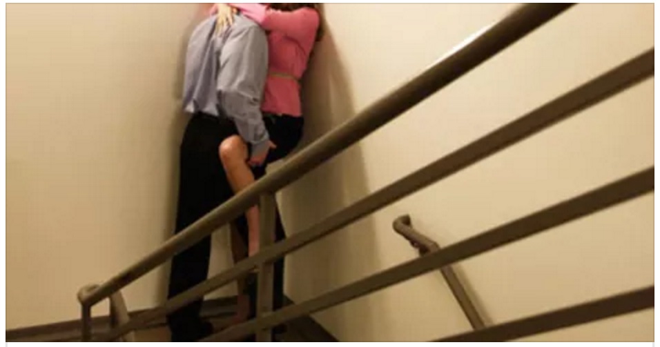 FANNO SESSO DI NASCOSTO SULLE SCALE, POI L'IMBARAZZANTE CONSEGUENZA - 26/02/2016