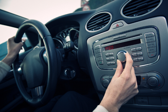UFFICIALE - ASCOLTARE LA RADIO IN AUTO E' REATO, MULTE FINO A 1.300 EURO: ECCO LA SENTENZA DELLA CASSAZIONE - 28/02/2016