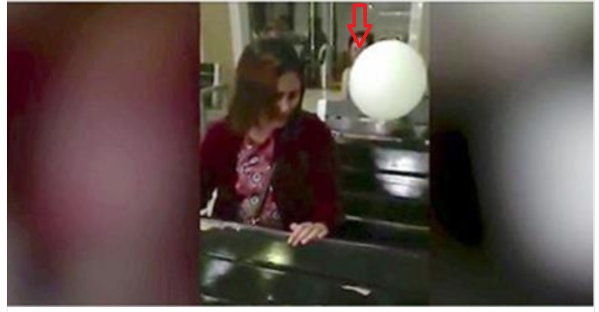 LA MAMMA PIANGE AL FUNERALE DI SUO FIGLIO: TENETE D'OCCHIO IL PALLONCINO BIANCO - SI PENSA AL MIRACOLO - 02/03/2016