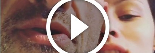 EROS RAMAZZOTTI, SU INSTAGRAM IL VIDEO INTIMO IN BAGNO CON MARICA - 06/03/2016