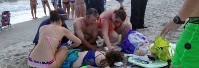 ATTACCATI E AZZANNATI DA UNO SQUALO IN MARE: DUE RAGAZZI DI 12 E 16 ANNI PERDONO UN BRACCIO - 15/06/2015
