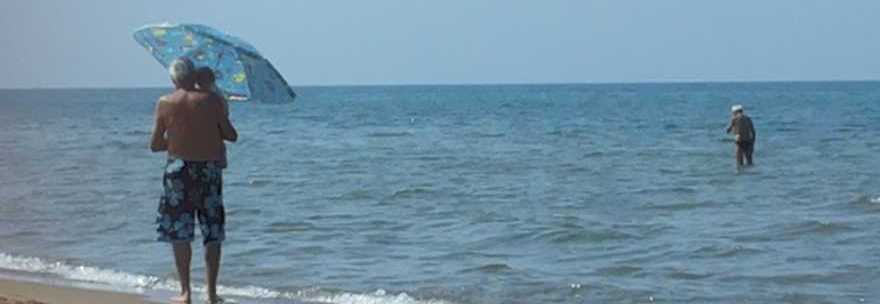 IL NONNO CON OMBRELLONE E NIPOTINO IN BRACCIO CHE COMMUOVE: ''LA FOTO PIU' BELLA DELL'ESTATE'' - 07/07/2015