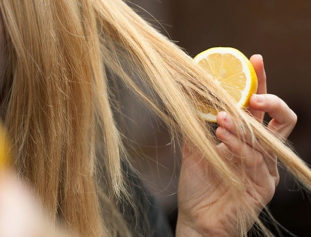 ECCO COSA ACCADE SE METTIAMO POCHE GOCCE DI LIMONE SUI CAPELLI - 16/12/2015