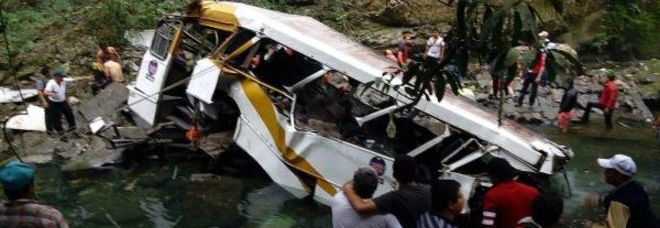 BUS CON TIFOSI E CALCIATORI FINISCE NEL BURRONE: 16 MORTI. L'AUTISTA ANDAVA TROPPO VELOCE - 10/01/2016