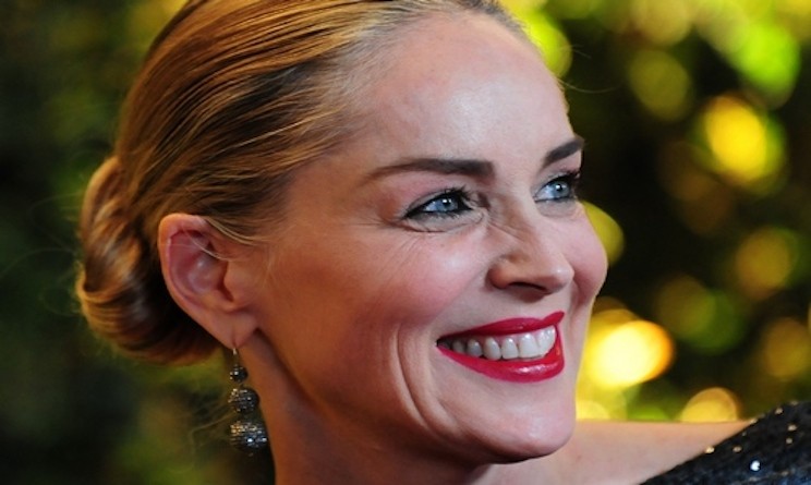 SHARON STONE SI FA UNA FOTO SENZA TRUCCO E PARRUCCO. IL MAKE UP FA MIRACOLI - GUARDA LA FOTO - 14/01/2016