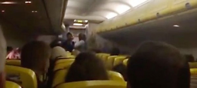 LA HOSTESS E L'ANNUNCIO CHOC SUL VOLO RYANAIR: ''NON VOGLIAMO MORIRE''. PANICO A BORDO - VIDEO SHOCK - 19/01/2016