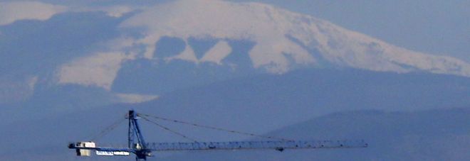 ROMA, TRA I MONTI INNEVATI RIAPPARE LA GIGANTESCA SCRITTA DUX - 19/01/2016