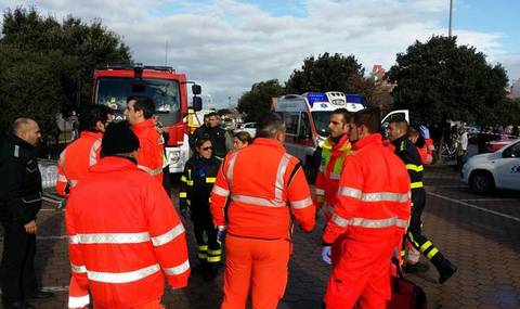 CAGLIARI, SCONTRO TRA DUE TRENI DELLA METRO: 50 FERITI. MACCHINISTA INCASTRATO TRA LE LAMIERE - 19/01/2016
