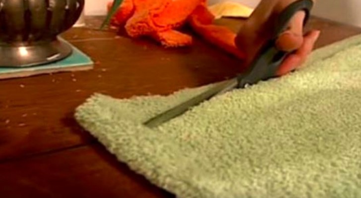 TAGLIA DEI VECCHI ASCIUGAMANI E LI RICICLA. QUELLO CHE CREA TI SARA' UTILISSIMO - VIDEO - 19/01/2016