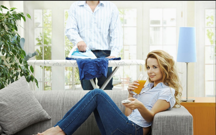 AIUTI LA TUA DONNA NELLE FACCENDE DI CASA?: SECONDO UNO STUDIO, ECCO COME SEI A LETTO - 22/01/2016