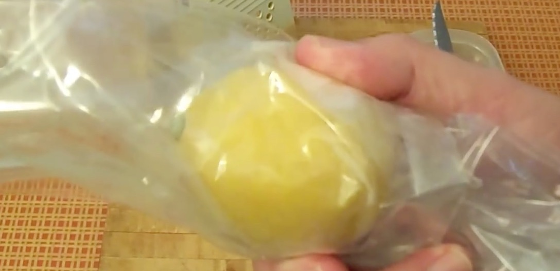 CONGELA UN LIMONE E LO GRATTUGIA, IL RISULTATO LASCIA STUPITI - VIDEO - 10/02/2016