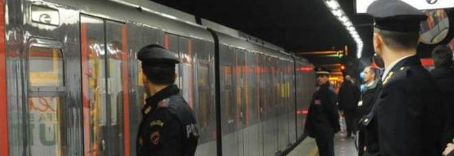 ROMA, PAURA IN METRO: RAGAZZO ARMATO DI FUCILE SUI BINARI A FLAMINIO - 17/03/2016