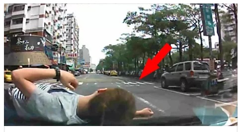 E' UNA PRATICA ASSURDA MA IN CINA ESISTE DAVVERO: GLI AUTOMOBILISTI UCCIDONO I PEDONI CHE INVESTONO - 18/03/2016