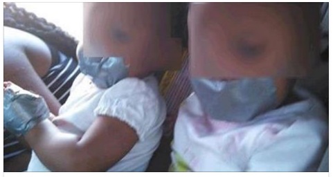 LEGA E IMBAVAGLIA I FIGLI: PUBBLICA LE FOTO E IL MOTIVO E' SURREALE - 23/03/2016