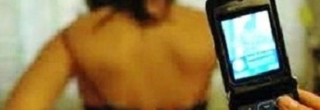 11 ANNI, INVIA MESSAGGI SU WHATSAPP: ''DEVO COMPRARMI DELLE COSE, CHI VUOLE FARE SESSO''? - 06/06/2016