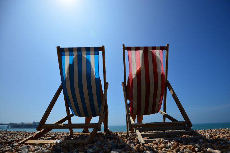 GALATEO DA SPIAGGIA: TUTTO CIO' CHE NON SI DEVE FARE SOTTO L'OMBRELLONE - 01/08/2016