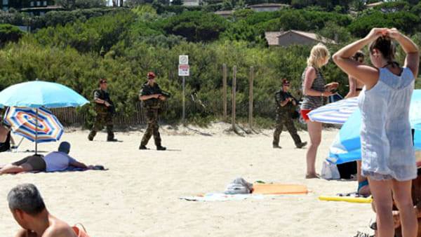ESTATE DEL TERRORE IN EUROPA: MILITARI COMPAIONO ARMATI IN SPIAGGIA TRA I TURISTI - 01/08/2016