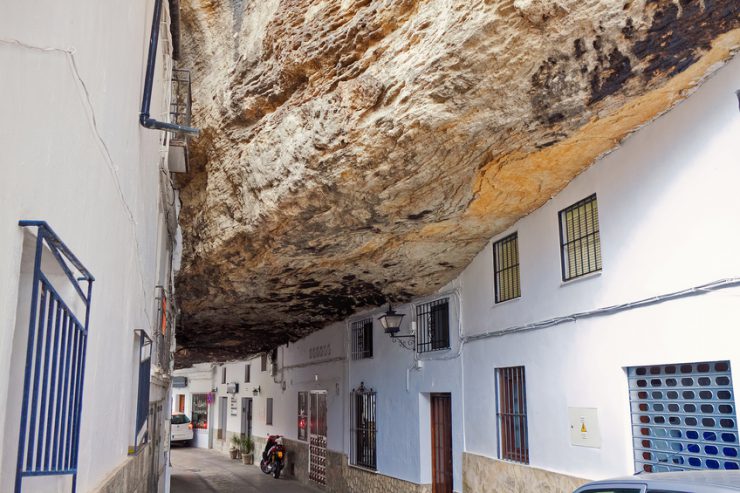 INCREDIBILE: GUARDATE LA ROCCIA CHE STA SCHIACCIANDO QUESTA CITTA'. ECCO DOVE SI TROVA - 03/10/2016