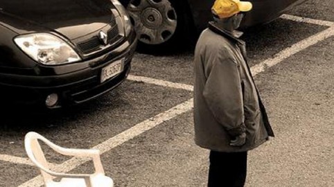 PARCHEGGIATORE ABUSIVO A ROMA SVELA L'INCREDIBILE CIFRA CHE GUADAGNA GIORNALMENTE - 19/10/2016