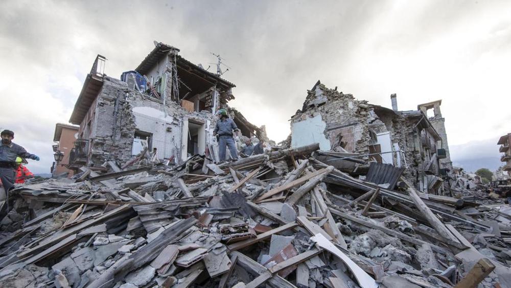 TERREMOTO, SCOSSA FORTISSIMA ALLE 7.41 NEL CENTRO ITALIA AVVERTITO FORTE ANCHE A ROMA. GENTE IN STRADA - 30/10/2016