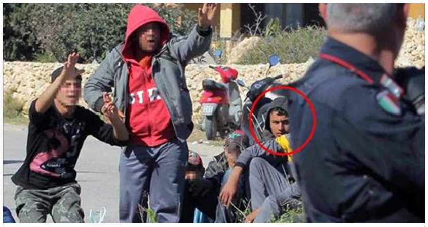 RICONOSCETE L'UOMO NEL CERCHIO ROSSO? ''VIOLENTO E PERICOLOSO'' LA FOTO SCATTATA IN ITALIA NON LASCIA DUBBI - 23/12/2016