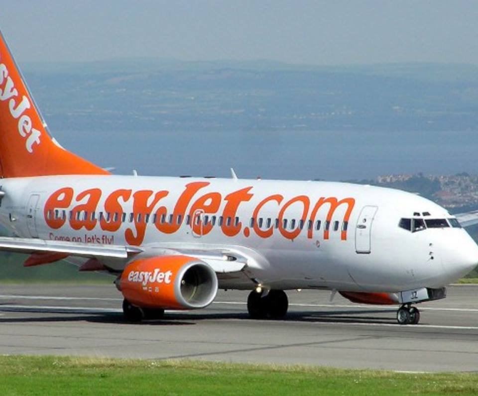 ALLARME TERRORISMO, EVACUATO UN AEREO EASYJET IN PARTENZA DALL'ITALIA DIRETTO A LONDRA: PORTATI VIA DUE UOMINI - 24/12/2016