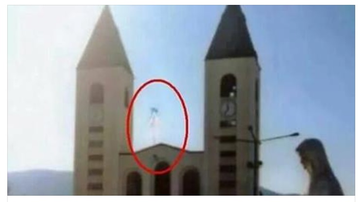 MEDJUGORIE: EVENTO SHOCK PRIMA DELLA MESSA APPARE LA MADONNA - FOTO - 03/01/2017