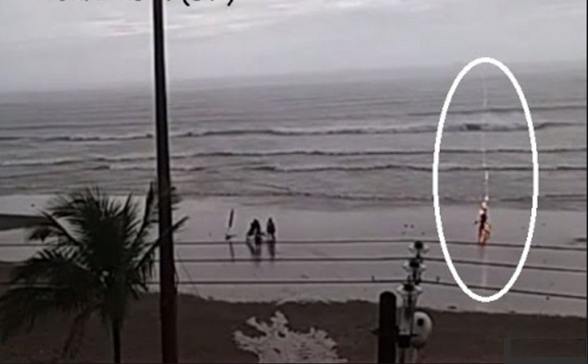 STAVA CAMMINANDO IN SPIAGGIA QUANDO E' STATA ATTRAVERSATA DA PARTE A PARTE - 03/01/2017