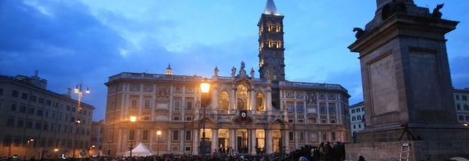 ROMA, ENTRA NELLA BASILICA SANTA MARIA MAGGIORE E SFREGIA AL VOLTO 2 SACERDOTI - 07/01/2017