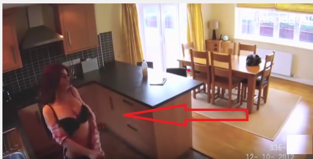 METTE UNA TELECAMERA IN CASA PER SPIARE LA DONNA DELLE PULIZIE: MA FA UNA SCOPERTA INCREDIBILE - 16/01/2017
