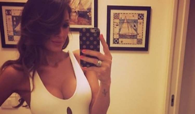 ANNA TATANGELO IN MUTANDE E REGGISENO: LA' IN BASSO SPUNTA IL DETTAGLIO HORROR - FOTO - 02/04/2017