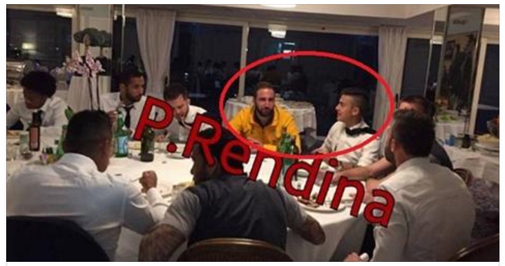 HIGUAIN A CENA A NAPOLI, SI ACCORGE CHE STA PER ESSERE FOTOGRAFATO E REAGISCE COSI'... - 02/04/2017