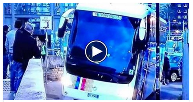 INCREDIBILE ALL'ESTERNO DEL SAN PAOLO: LA ''GAFFE'' DEL BUS DELLA JUVENTUS - 02/04/2017