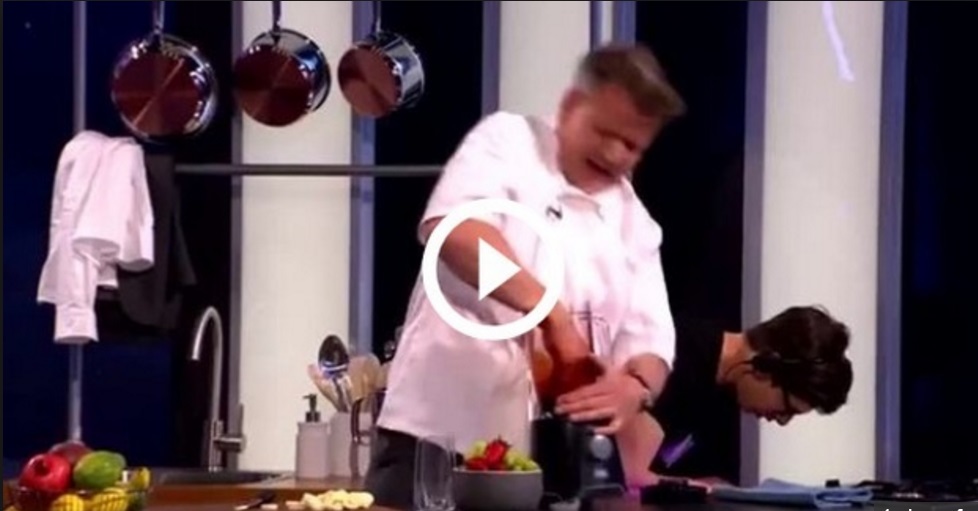 GORDON RAMSEY INFILA LA MANO NEL FRULLATORE, SANGUE E PAURA NELLO SHOW IN DIRETTA - VIDEO - 03/04/2017