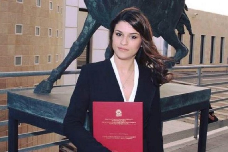 SI AFFACCIA DAL BALCONE E SI BUTTA NEL VUOTO: SECONDO I CARABINIERI IL MOTIVO E' LEGATO AL SUO COGNOME - 03/04/2017