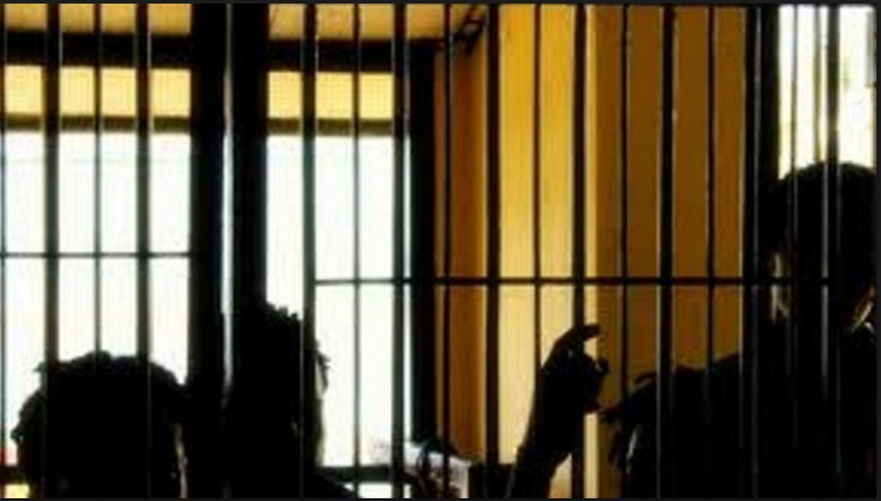 FA SESSO CON IL FIGLIO 12ENNE DELLA SUA AMICA, PER QUESTO LA 40ENNE VIENE ARRESTATA: MA IN CARCERE SUCCEDE QUALCOSA CHE LASCIA... - 08/04/2017