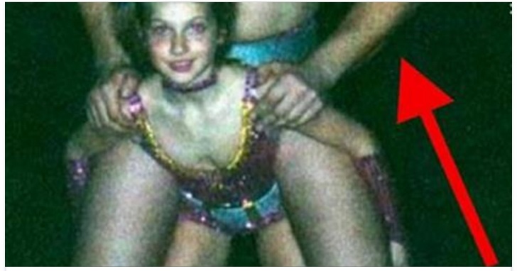 2 SETTIMANE DOPO ESSER NATA SUO PADRE LE HA LEGATO DEI PESI METALLICI SULLE MANI: 10 ANNI DOPO IL MONDO SI INDIGNA DI COM'E' DIVENTATA - 01/05/2017