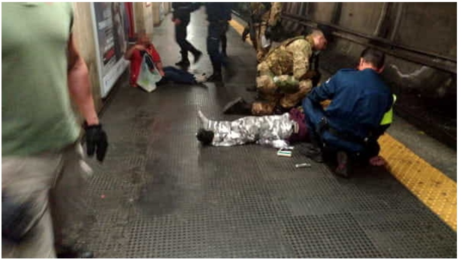 FOLLIA IN METRO A ROMA: AGGREDISCE CON UN COLTELLO I PASSEGGERI - 02/05/2017