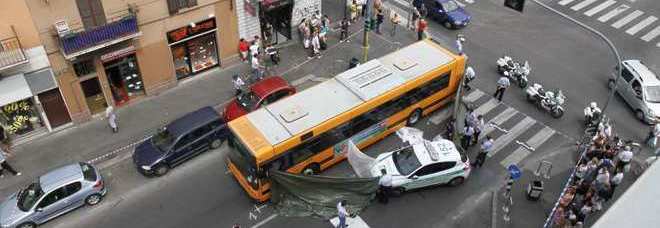 42ENNE SCHIACCIATA E UCCISA DAL BUS. ''E LA GENTE FACEVA FOTO E VIDEO'' - 24/07/2013