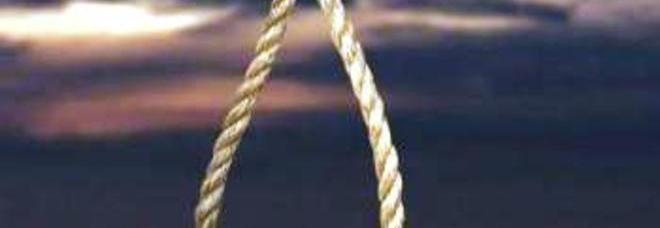 DONNA ANNUNCIA IL SUICIDIO SU FACEBOOK. IL MARITO LA TROVA IMPICCATA A UN ALBERO - 24/07/2013