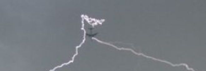 IL FULMINE ATTRAVERSA L'AEREO MENTRE È IN VOLO, LA FOTO FA IL GIRO DEL WEB - 04/08/2013