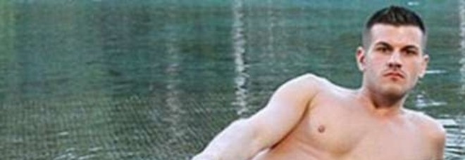 A 22 ANNI SCEGLIE DI VIVERE COME UN TRITONE: ''SONO MEZZO UOMO E MEZZO PESCE'' - VIDEO - 07/08/2013