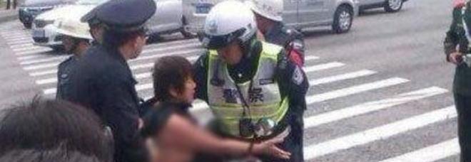 DONNA GUIDA CONTROMANO, LE FANNO LA MULTA: LEI SI SPOGLIA DAVANTI AGLI AGENTI PER PROTESTA - FOTO - 15/11/2013