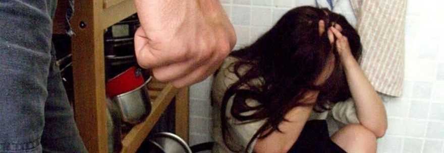 LA COMPAGNA NON VUOLE FARE L'AMORE, LUI LA PICCHIA A CALCI E PUGNI. E I VICINI LO AIUTANO - 18/11/2013