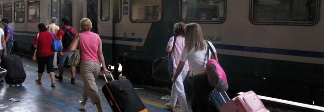 INCENDIO SUL ROMA-NAPOLI, TRENO EVACUATO E TRAFFICO FERROVIARIO INTERROTTO - 07/04/2014
