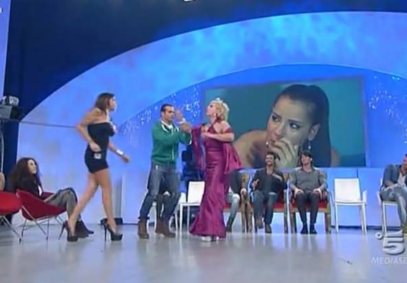 RISSA A ''UOMINI E DONNE'' SI SONO PICCHIATI SELVAGGIAMENTE - TRASMISSIONE SOSPESA - 14/04/2014
